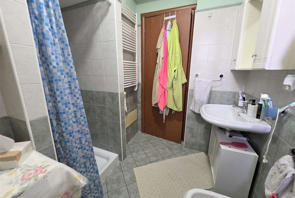 LUMINOSO TRILOCALE CON AREA ESTERNA ESCLUSIVA – ZERO SPESE CONDOMINIALI!