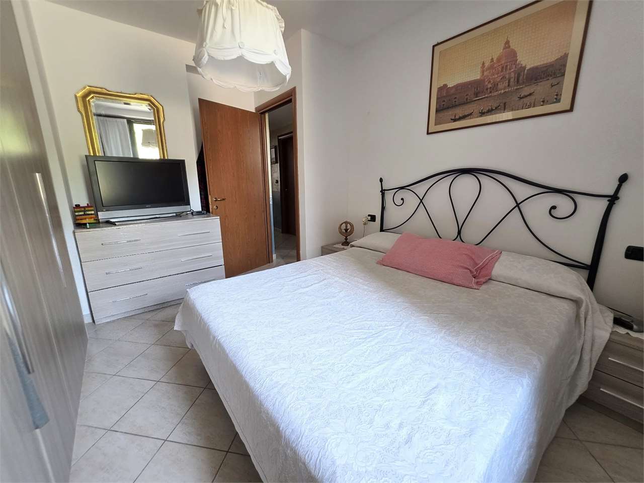 LUMINOSO TRILOCALE CON AREA ESTERNA ESCLUSIVA – ZERO SPESE CONDOMINIALI!